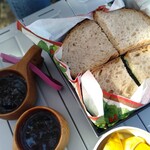 パンとお菓子のお店 ハチタカ - 翌日の昼にピクニックで