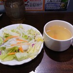 いきなりステーキ - ランチセットに付いてくるサラダ＋スープ。