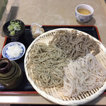 Ommori An - 写真じゃ分かりにくいけど、でっかい笊に乗ってます！
                      サービスの炊き込みご飯のおにぎり付き！