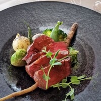 レストランＭＯＲＩ - ミスジのステーキ。お肉が柔らかい。嘉麻市の赤崎牛だそうです。ソースはマデラ酒を使ったマデラソースです。お野菜も美味しい。