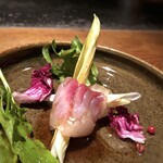 大どころ - ウルイを鯛で巻き、バルサミコ酢のドレッシングで頂くのですが、さっぱりしていて美味しい。