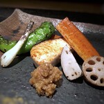 大どころ - ＊厚く切った鰆は、山椒醤油を塗って炭火で焼かれているの美味しいこと。 焼き野菜は肉味噌やお塩と共に頂きましたが、どれも甘いですね。