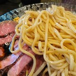 麺屋 燦鶴 - チャーシューのこと、書かなくちゃいけないのよね。そりゃそうだ。君はもしかしたらだけど、単品で出てきたら間違いなく主役、主人公です。麺やスープの方が脇役にまわっちゃうくらい。上等な豚肉をレアでいく。最高