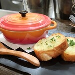 トリワイン ＰＩＫＯＳＨＨＨＵ - グリーンシチューとガーリックトースト