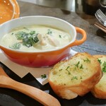 トリワイン ＰＩＫＯＳＨＨＨＵ - グリーンシチューとガーリックトースト