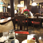 朝日珈琲サロン - ケーキセットと店内。