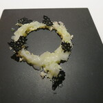 レフェルヴェソンス - 世界を逆から眺めてみたら～アオリイカの刺身とそのイカスミのクリスプ、 　カリフラワー、熟酢の「飯」とライム