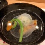 Kappou Ichika - お椀：蟹と生海苔のしんじょ　のどくろ　こごみ のどくろとカツオの出汁。美味しい。こごみは春を感じます。