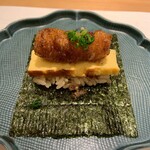 割烹 一楓 - 海老の天ぷらの手巻き 天丼のような甘辛だれにくぐらせた海老の天ぷらを手巻きに。 ホッとする味。