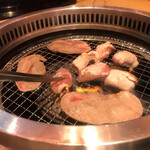 焼肉きんぐ - 焼く！