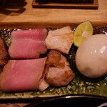 中華蕎麦 とみ田 - 【特選全部乗せトッピング 850円】金華豚 バラちゃー 柏幻霜ポーク 吊し焼き肩ロース 霧島高原ロイヤルポーク モモ 黒岩土鶏 モモ・胸 塩焼き 味玉は比内地鶏とのこと