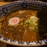 中華蕎麦 とみ田 - 【つけめん(並) 1100円】つけダレは見た目マタオマ 　たっぷり魚粉の乗った豚骨魚介