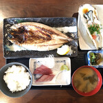 魚平食堂 - 本日の定食 鯖焼き＋生カキ＋刺身の定食　１８７０円　(2020/03)