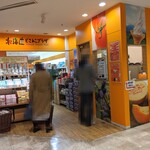北海道どさんこプラザ - 【2020/3】入口右手がソフトクリーム売場