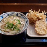 丸亀製麺 - かけ並+天ぷら2品で税込550円になります。野菜かき揚げ揚げたてで美味しかったです。