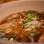 迂直 - 【鰹昆布出汁 味玉・醤油つけ麺 1100円】つけ汁は鳥清な見た目 　葱・メンマ・カットしたちゃー