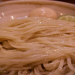 迂直 - 【鰹昆布出汁 味玉・醤油つけ麺 1100円】ベースは鶏と乾物だろか？ 　爽やかな旨い麺に、円やかな香り旨みスープ♥ 　ホントに美味しい！