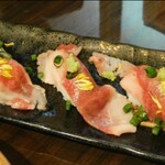 古民家個室と鍋料理 新橋日和 - 炙り肉寿司3ヶ