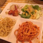 Piesu Marino - アラビアータとペペロンチーノ、玉ねぎのオーブン焼きとサラダ（＾∇＾）