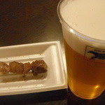 豚や - 生ビール（５５０円）＋豚かしら串（２００円）