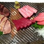 まぐろ家 旬秋 - 本まぐろ造り5種盛り合わせ
      大トロ・赤身  ・つのとろ（希少部位） ・ほほ身（希少部位） ・眼肉（希少部位）