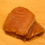 鮨 しゅん輔 - 鱒の漬け。青森産。八甲田を流れる川で捕まっちゃったのかな？　漬け込みは八時間ほど。身の繊維は柔らかく舌の上で溶けますが、その奥に鱒本来の地味と一緒に漬けた桜のほのかな香りが残ります