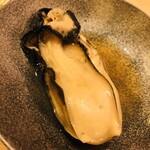 鮨 しゅん輔 - 大船渡の蒸し牡蠣。噛めば噛むほど牡蠣本来の地味が迸ります。キレの良い旨味に悶絶