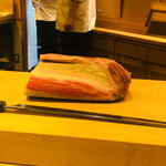 鮨 しゅん輔 - 取り出したのは220kgの勝浦の本鮪。腹シモです