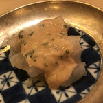 鮨 しゅん輔 - 皮剥です。肝を中に挟んで、酸味を添加した肝ソースを纏わせます。これもウンマイ