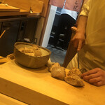 鮨 しゅん輔 - 奥の淡紅藤色の暖簾が粋