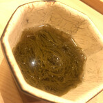 鮨 しゅん輔 - 能登半島の絹もずく酢。その名の通り、絹のように細い