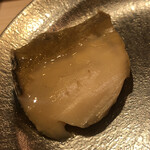 鮨 しゅん輔 - 青森の鮑の酒蒸し。何も付けずにいただきます。鮑の地味と滋味が舌を愛でます