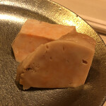 鮨 しゅん輔 - 宮城産の鮟肝。そろそろ終わりの頃でしょうか、最盛期より体脂肪率は改善されたようです、アハッ