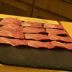 鮨 しゅん輔 - 中トロが勢揃い。柵から斬りつける際に『もうヤンバイっす、刃に吸い付きます』と笑顔の高岡氏