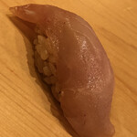 鮨 しゅん輔 - 金目鯛。皮目を藁で燻します。香りが最高