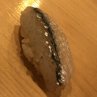 鮨 しゅん輔 阿佐ヶ谷 - 閂の細魚。塩〆も酢〆も無し。何も足さない、何も引かない。細魚の青魚の地味が爆発しました