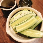 山内農場 - 突き出しの胡瓜とキャベツ