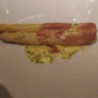レストラン アラジン - ホワイトアスパラガス茹であげ。チャイプを用いた軽めのバターソースで。アスパラガスの茹で方は素晴らしい。が、あまりに上品過ぎて少し物足りなく感じるのは私が下品な人間だからか？