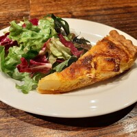 シャンパン食堂 - キッシュのパイ生地はサクサク香ばしく、中にはゴロッとした存在感あるツナとホクホクじゃが芋入り
