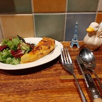 シャンパン食堂 - 週替わりのキッシュ、この週はツナとじゃが芋のキッシュ、フランスらしい小物が可愛いカウンター席
