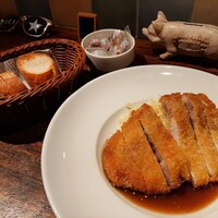 シャンパン食堂 - 週替わりのメイン、豚ロースのカツレツ柚子胡椒ソース、奥にも可愛い小物たちが