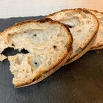 リーズブレッド - カンパーニュ　つやっつやのクラムでさわるとねっとりと指についてくるほどのみずみずしさ。すごくよい香り。