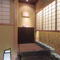 鮨 さかい - 待合から入口の空間