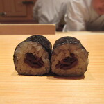 鮨 さかい - 干瓢巻き、女性は半分にして