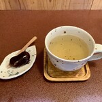 ジャム cafe 可鈴 - 【追加ドリンクとサービスの花豆のコーヒー煮】ドリンクはクーリー。レモングラス系のハーブティーです。