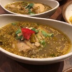 カッチャル バッチャル - 【チキンアッチャーリー】(骨付きチキン)　2つに分けてくれた