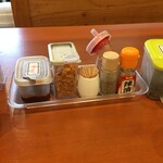 ぶたご家 - 辛味噌・にんにくなど