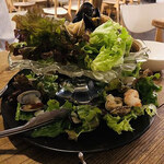 煮込みビストロ ReEn - 湘南海鮮灯台サラダ。エビや魚介も入っていてめちゃ好み。