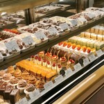 과자 by 카루이자와 에레강스 - ショーケースの美しいケーキ