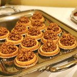 スイーツby軽井沢エレガンス - ヌガーピニョン＠くるみや松の実がキャラメルヌガーで悪魔的な甘さ。ガツンと美味しい